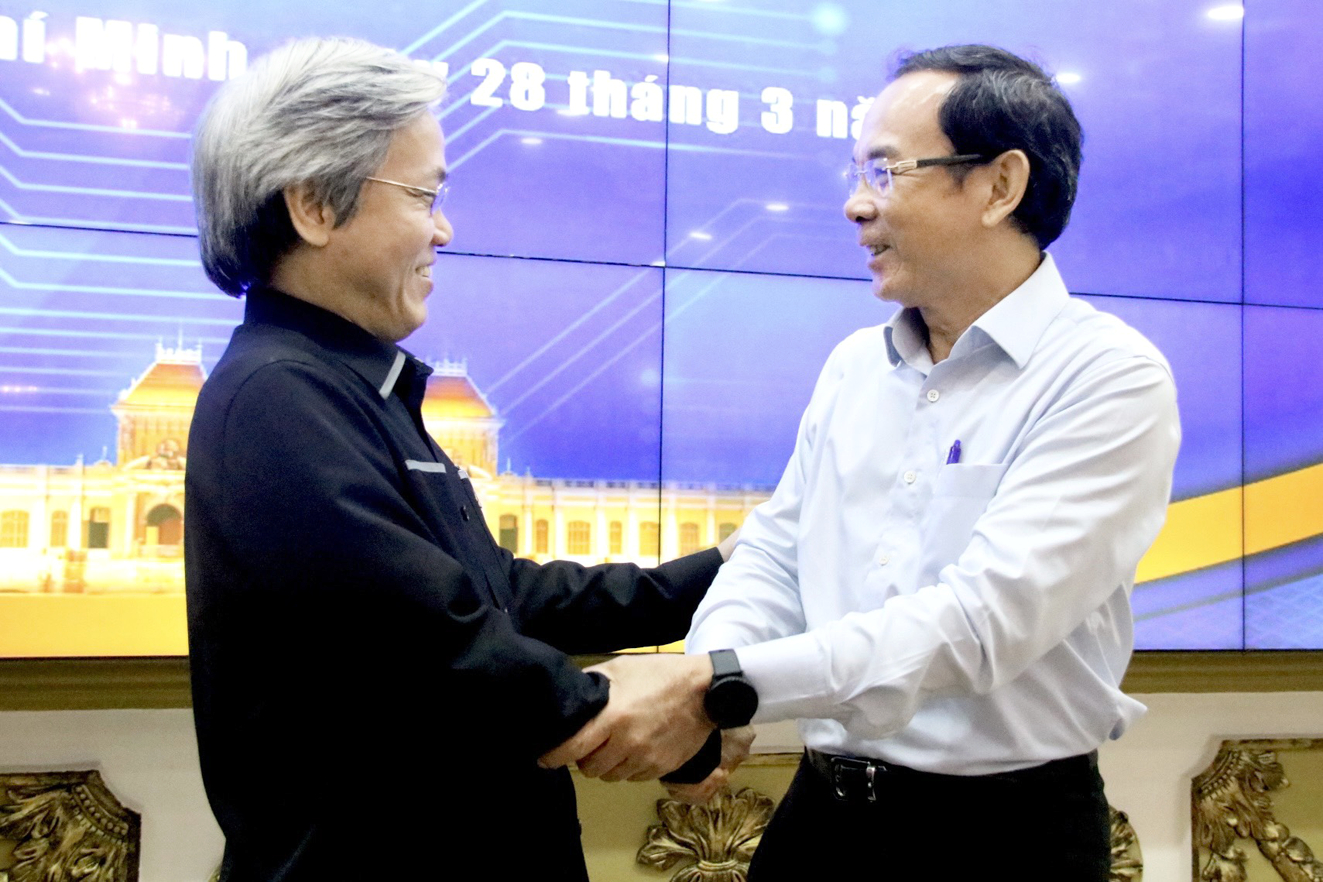Bí thư Thành ủy TPHCM Nguyễn Văn Nên (bìa phải) trao đổi với chuyên gia trong chương trình gặp gỡ cộng đồng đổi mới sáng tạo tại TPHCM