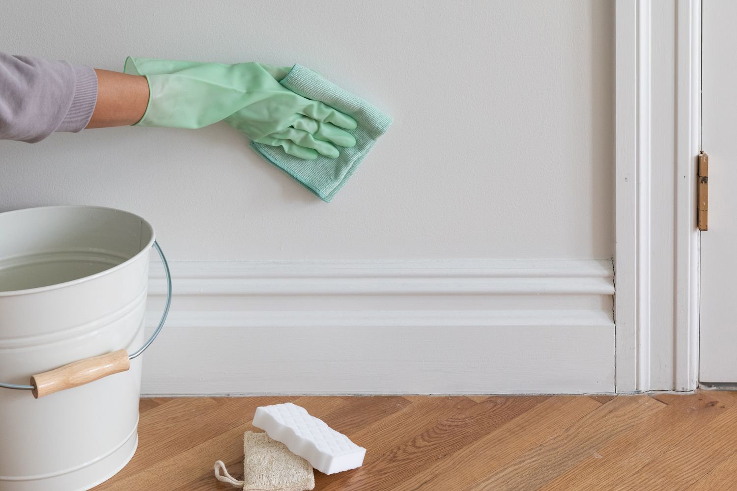 Chúng ta thường xuyên lau chùi sàn nhà, nhưng còn ván chân tường thì sao? Ván chân tường cũng có thể bị bẩn như ván sàn (đặc biệt là có bụi) nhưng thường bị bỏ qua trong ngày vệ sinh. Có nhiều cách để làm sạch ván chân tường , từ sử dụng dụng cụ quét bụi ống lồng đến bàn chải sợi nhỏ và tấm sấy. Sử dụng thứ gì đó khô để lau chúng nếu bạn chỉ muốn loại bỏ bụi và dùng thứ gì đó ẩm bằng chất tẩy rửa hoặc nước nếu bạn muốn làm sạch sâu hơn.