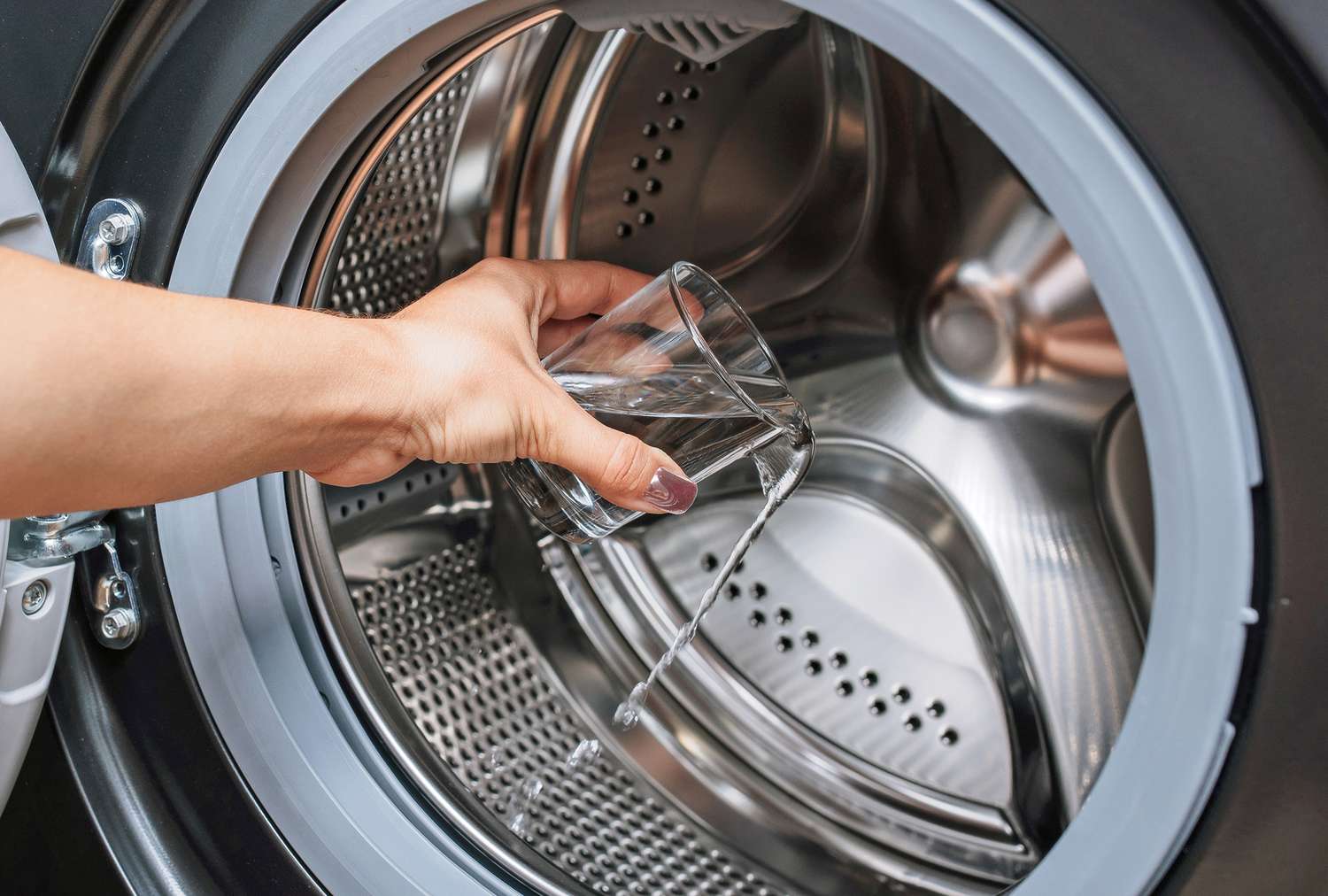 Bộ lọc máy giặt Bạn có thể thường xuyên vệ sinh bẫy xơ vải của máy sấy, nhưng có thể bạn không nhận ra rằng có một bộ lọc tương tự cho máy giặt của bạn . Xác định vị trí bộ lọc bằng cách kiểm tra hướng dẫn sử dụng của máy giặt. Nó có thể nằm ở bộ khuấy trung tâm, ở môi trên của trống, phía sau cửa bẫy ở mặt trước của máy hoặc gần máy bơm nước hoặc ống thoát nước.  Sau khi xác định được vị trí, hãy tháo bộ lọc và lau xung quanh vỏ bộ lọc. Ngâm bộ lọc vào bát với nước nóng có xà phòng trong 10 phút, sau đó chà nhẹ bằng bàn chải lông mềm. Đưa bộ lọc trở lại vỏ của nó và chạy một chu trình rửa ngắn.