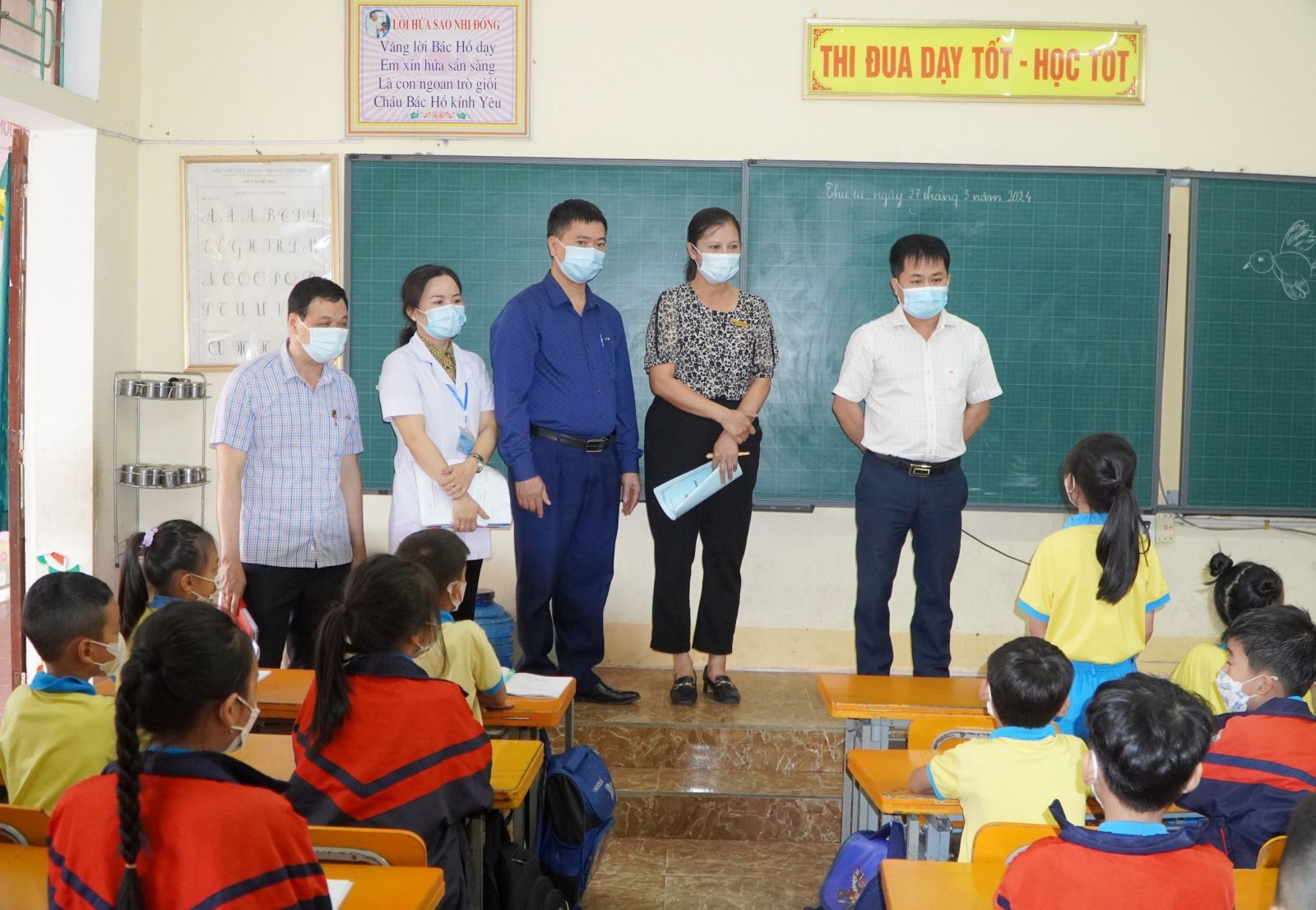 Ngành Y tế Hà Tĩnh tuyên truyền cho học sinh trường Tiểu học Đức Yên và Tiểu học thị trấn Đức Thọ đeo khẩu trang khi ở trường học - Ảnh: Nhật