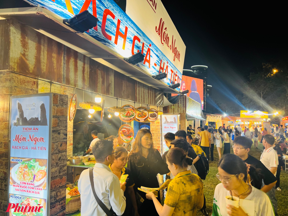 Hành trình khám phá ẩm thực Việt của khách thưởng ngoạn sẽ đi qua ba cụm gian hàng ẩm thực, cũng là ba không gian văn hóa truyền thống, mang đậm hương sắc Bắc - Trung - Nam. 