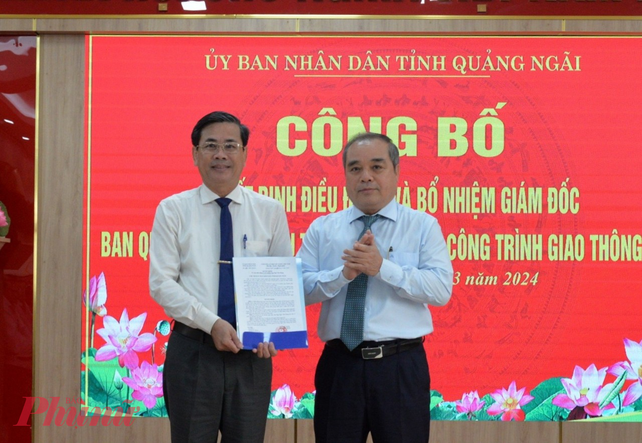 Phó chủ tịch Thường trực UBND tỉnh Quảng Ngãi Trần Hoàng Tuấn trao quyết định bổ nhiệm cho ông Ngô Văn Dụng