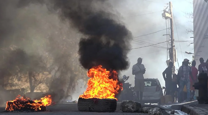 Lốp xe bốc cháy gần nhà tù chính ở Port-au-Prince, Haiti, vào ngày 3/3/2024, sau khi hàng nghìn tù nhân vượt ngục.