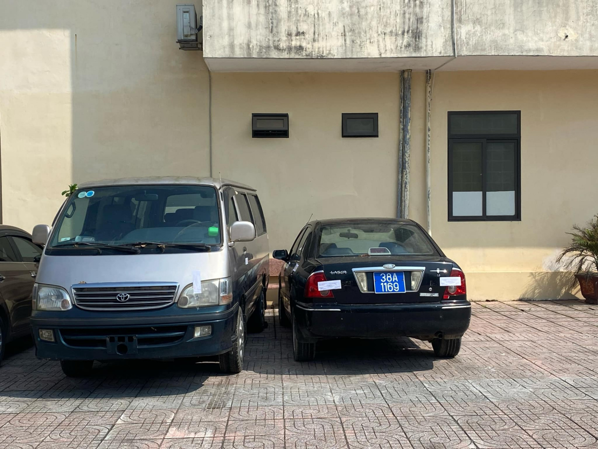 2 chiếc xe ô tô cùng mang một biển xanh giống nhau bị tạm giữ - Ảnh: Công an cung cấp