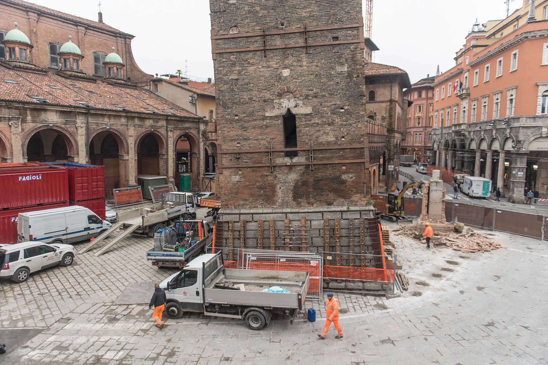Chính quyền thành phố Bologna đã phong tỏa khu vực xung quanh chân tháp Torre Garisenda, trước lo ngại công trình quá nghiêng và có thể sụp đổ — Ảnh: Getty Images