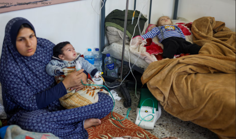 Trẻ em Palestine được điều trị tại trung tâm y tế Al-Awda, ở Rafah, phía nam Dải Gaza ngày 4 tháng 3. REUTERS/Mohammed Salem