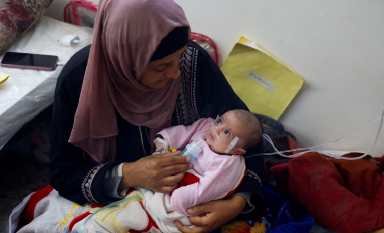 Một đứa trẻ Palestine được chăm sóc trong khi điều trị tại trung tâm y tế Al-Awda, ở Rafah, phía nam Dải Gaza ngày 4 tháng 3. REUTERS/Mohammed Salem