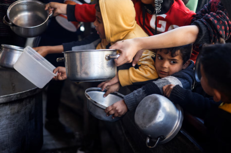 Trẻ em Palestine chờ nhận thức ăn do một bếp từ thiện nấu trong bối cảnh thiếu nguồn cung cấp thực phẩm ở Rafah, phía nam Dải Gaza, ngày 5 tháng 3