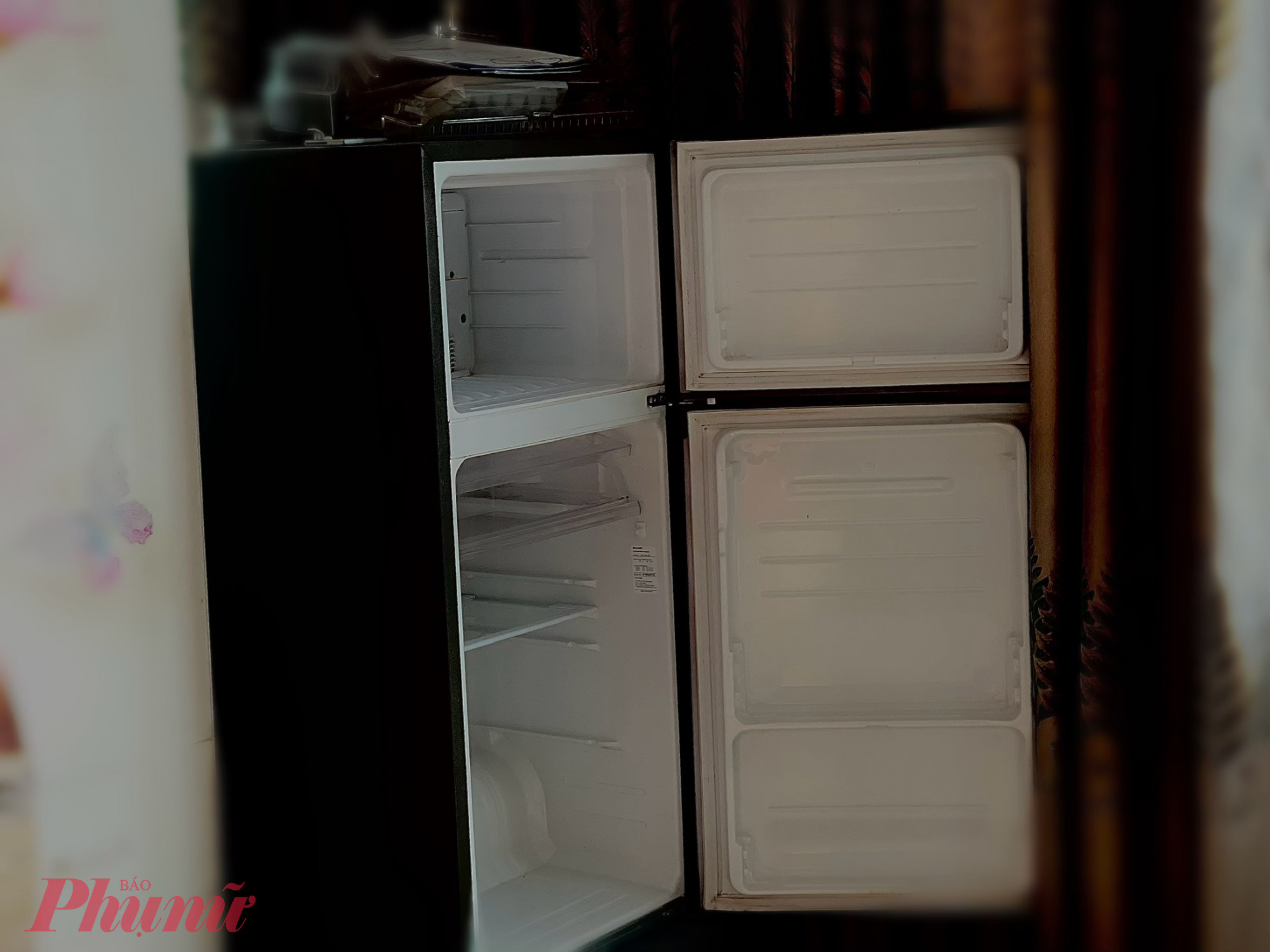 Chiếc tủ lạnh trống trơn đang chờ ngày “có điện để được sử dụng”