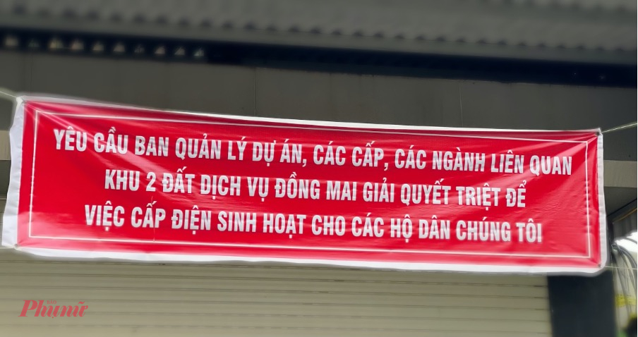 Băng rôn được treo trước mỗi sân nhà của các hộ dân.