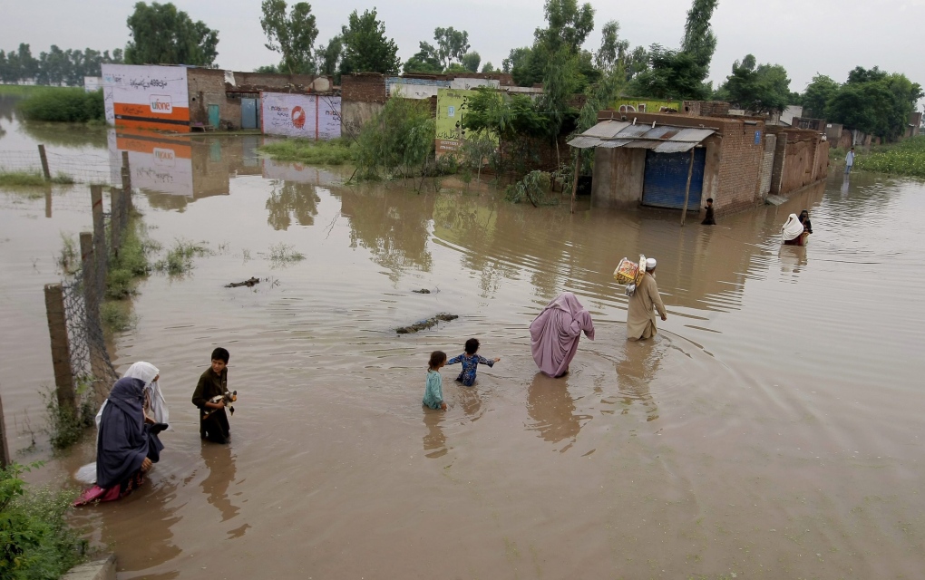 Người dân Pakistan khốn khổ vì mưa lớn gây ngập lụt ở nhiều nơi - Ảnh: AP.