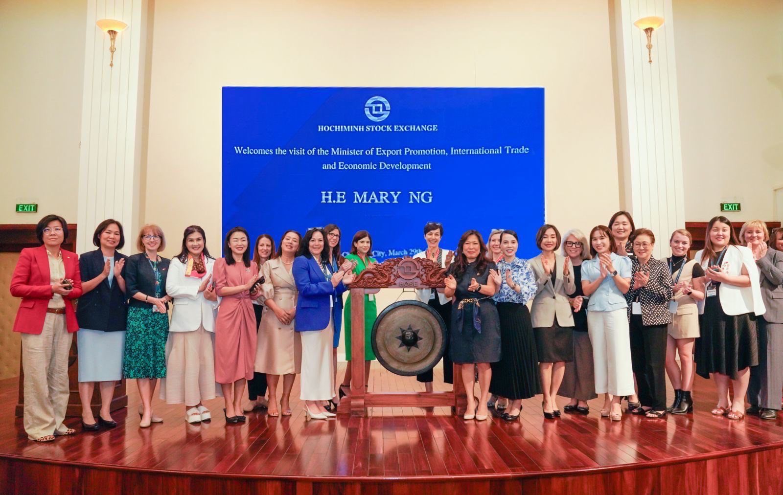 Bộ trưởng Mary Ng cùng các nữ lãnh đạo nữ Việt Nam và Canada thực hiện nghi thức đánh cồng tại Sở Giao dịch Chứng khoán TPHCM - Ảnh: Vietjet