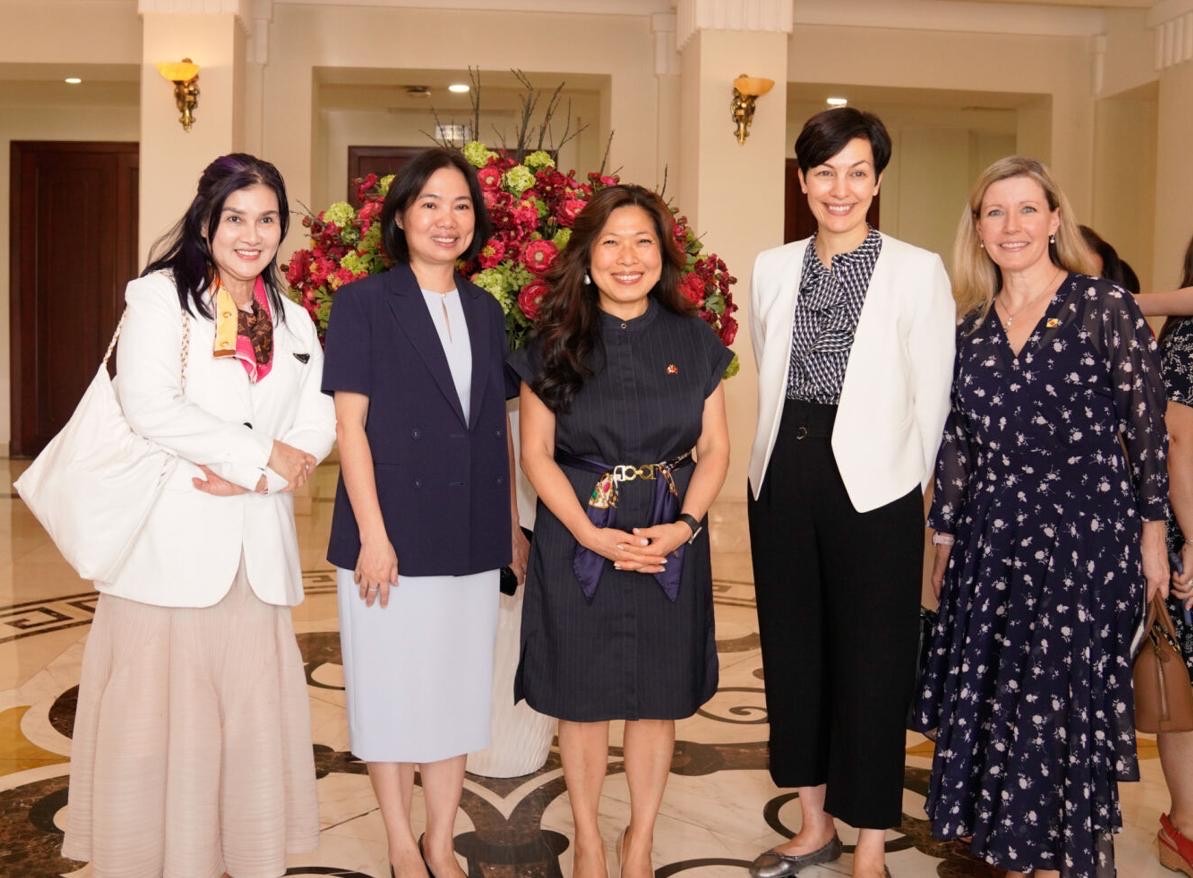 Bà Hồ Ngọc Yến Phương, bà Trần Anh Đào, Bộ trưởng Mary Ng (lần lượt thứ 1, 2, 3 từ trái sang) cùng các doanh nhân Việt Nam, Canada tham dự sự kiện ý nghĩa tại TPHCM - Ảnh: Vietjet