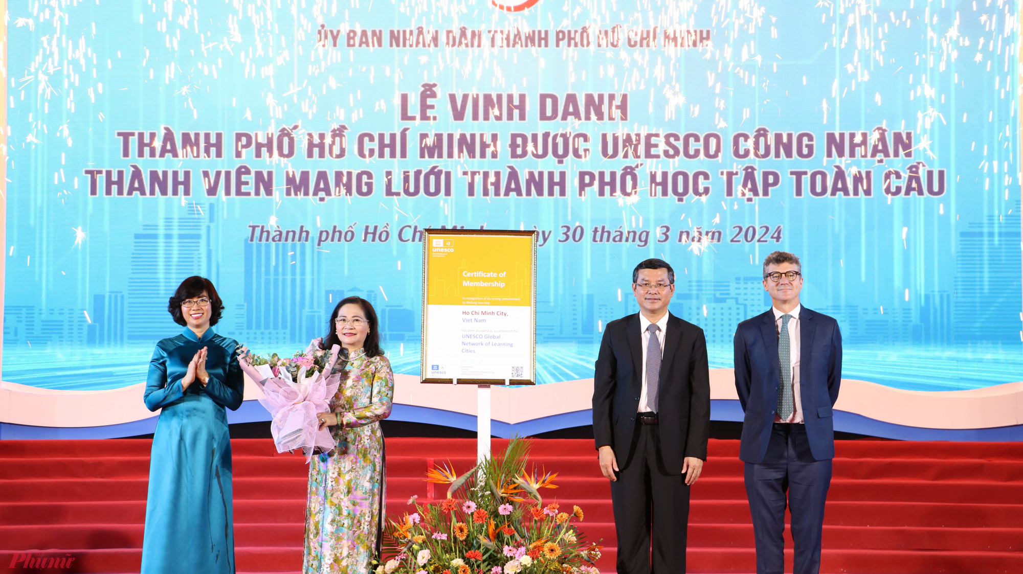 Ông Nguyễn Văn Phúc trao giấy chứng nhận cho bà Nguyễn Thị Lệ, mở ra một hành trang mới cho nền giáo dục của TPHCM