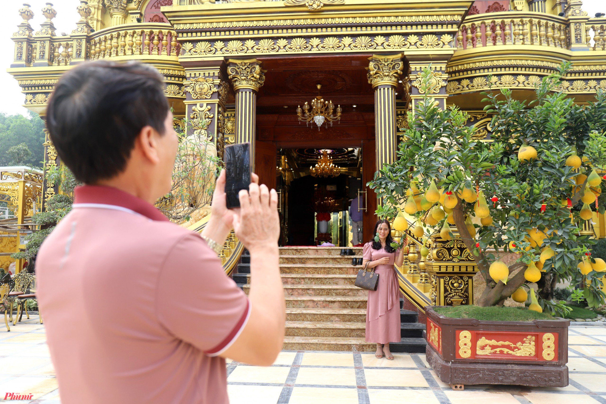 Dù vẫn chưa hoàn thiện nội thất bên trong, song gia chủ cũng mở cửa tự do cho người dân vào tham quan, chụp ảnh.