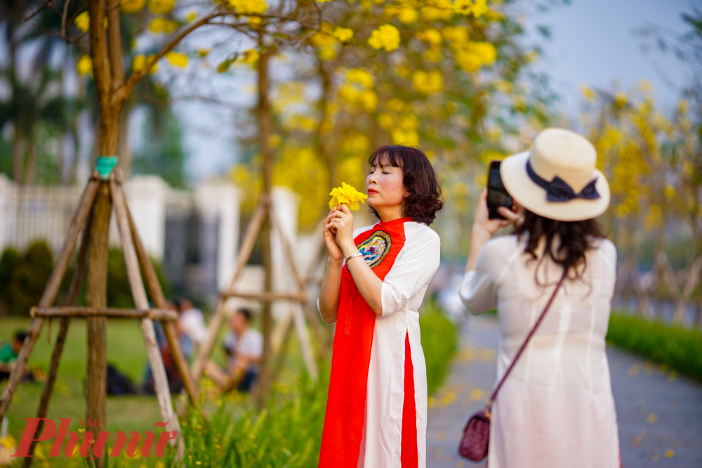 Chị Vân Anh (Cầu Giấy, Hà Nội) chia sẻ: 'Tháng 2, tôi có đến đây một lần nhưng hoa lúc đó còn chưa có, hỏi một bạn bảo vệ ở đây thì bạn nói hết mùa rồi. Những ngày vừa rồi, tôi đi trên đường phố Hà Nội thấy có nhiều nơi hoa phong linh nở rực nên lại tìm lại con đường này, tình cờ có cả hoa gạo và phong linh cùng nở rộ rất đẹp'.