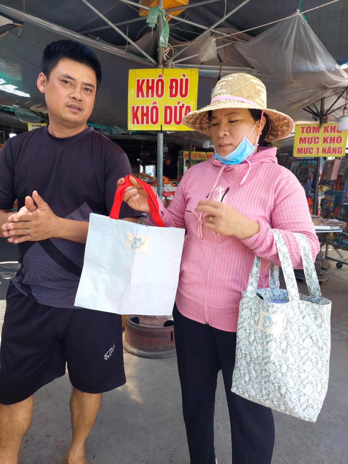 Chị Nguyễn Thị Ngọc Thanh - Tổ trưởng Tổ may Xanh - mang sản phẩm đi giới thiệu tại các chợ trên địa bàn