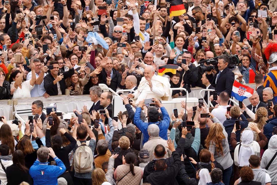 Đức Giáo hoàng Francis chào các tín hữu trong Thánh lễ Phục sinh tại Quảng trường Thánh Phêrô ở Vatican, ngày 31/3/2024 - Ảnh: Reuters/Remo Casilli