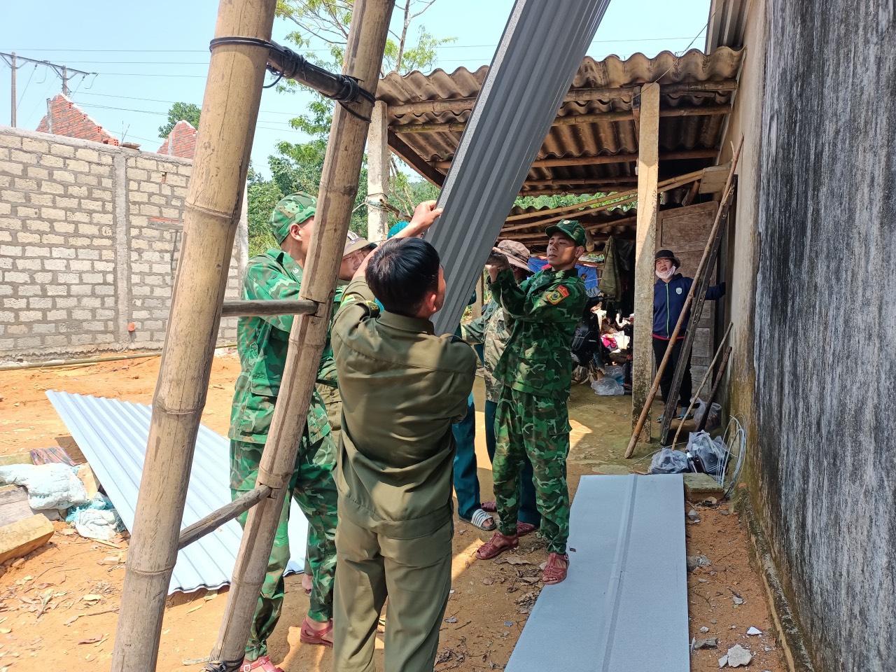 Bộ đội Biên phòng Thừa Thiên Huế chung tay hỗ trợ bà con khắc phục 