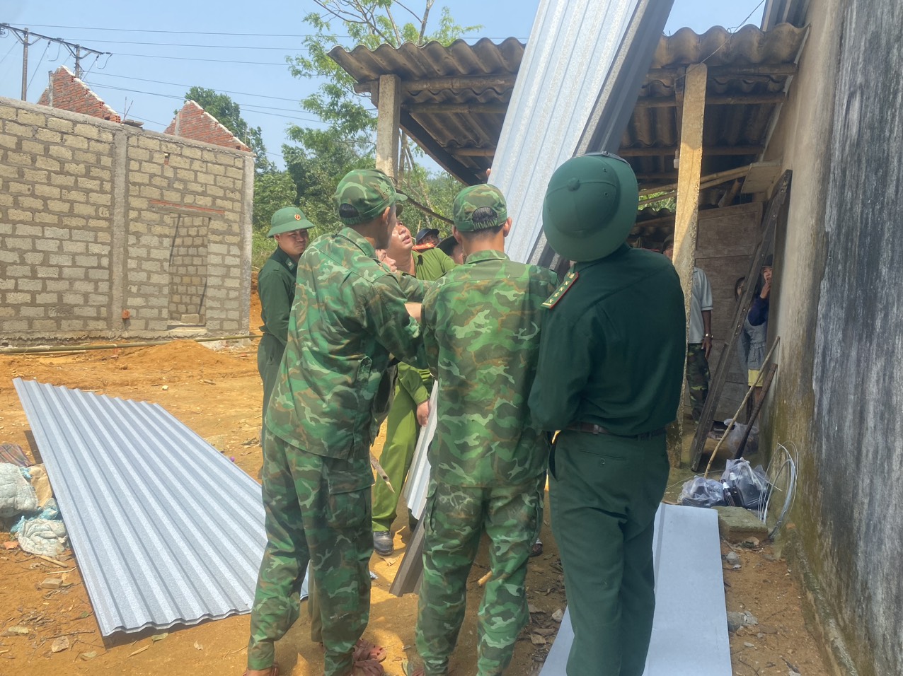 15 cán bộ chiến sỹ Đồn Biên phòng Hương Nguyên tham gia cùng địa phương xã Hương Nguyên để hỗ trợ người dân khắc phục nhà bị tốc mái. 