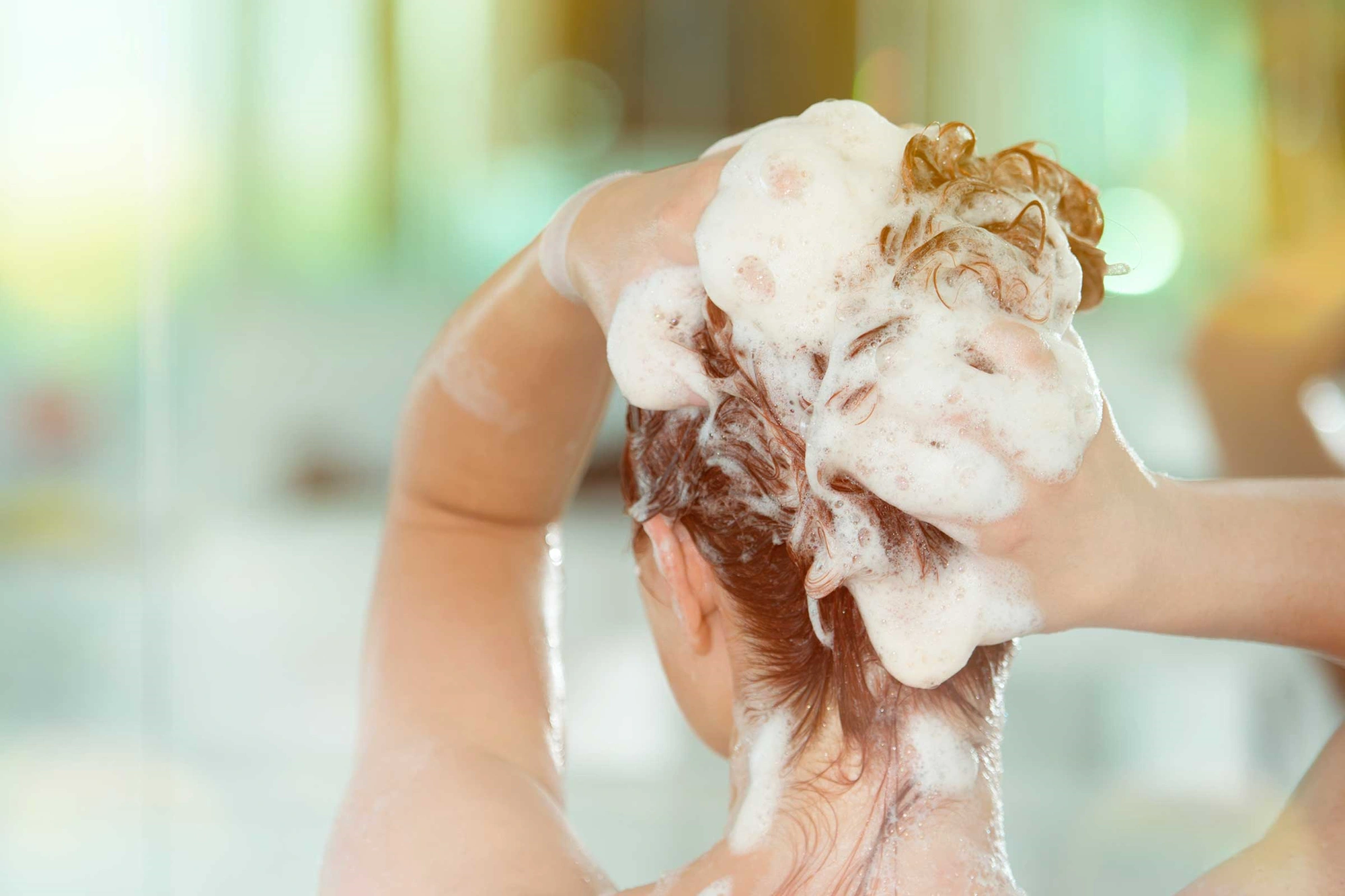 Không gội đầu quá thường xuyên  Da đầu sạch giúp mọc tóc nhanh hơn, nhưng gội đầu thường xuyên sẽ khiến tóc bị khô và mất đi tinh dầu tự nhiên. Khi gội, bạn chỉ nên mát xa tóc nhẹ nhàng và chỉ dùng lược để chải khi tóc đã khô tự nhiên ít nhất 60%.  Chọn dầu gội, dầu xả và lược phù hợp: Nếu bạn ở độ tuổi trung niên mà vẫn không biết cách chăm sóc tóc, hãy bắt đầu với những điều cơ bản như chọn dầu gội và dầu xả dành cho tóc già và trưởng thành. Hãy đảm bảo rằng bạn không thoa dầu xả lên da đầu và chỉ thoa lên các sợi tóc.  Sử dụng lược có ngạnh nhựa tròn hoặc lông nylon để tránh gãy rụng. Việc chải tóc hàng ngày sẽ điều chỉnh quá trình lưu thông máu trên da đầu và ngăn ngừa tóc xoăn và rối, mang lại sức sống cho mái tóc của bạn.