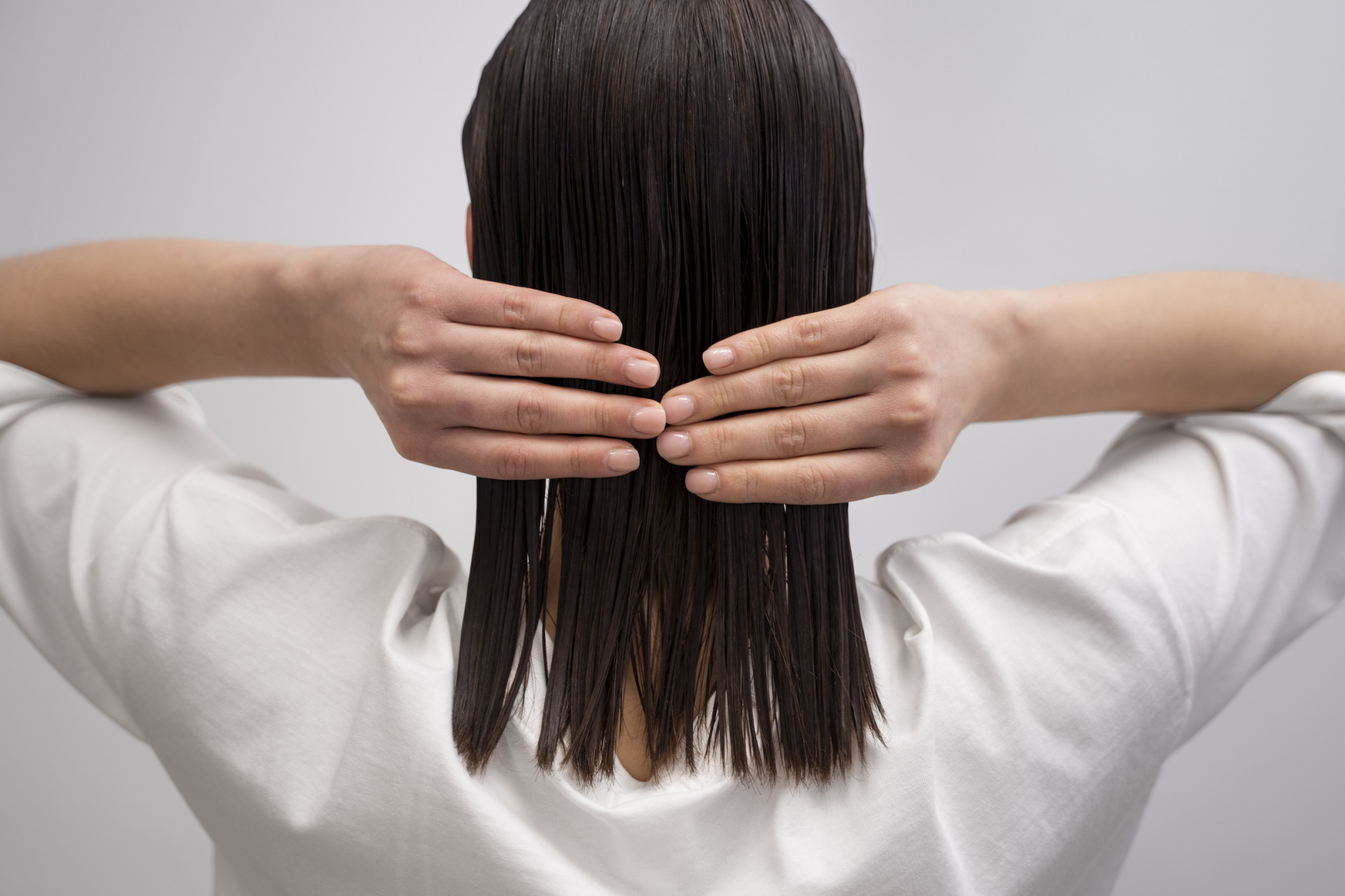 Nhẹ tay với tóc ướt  Tóc dễ tổn thương nhất là khi đang ướt, và đó là lí do bạn không nên lau tóc với khăn khô. Khi đã có tuổi, tóc của phụ nữ chúng ta càng trở nên mong manh, dễ tổn thương hơn và việc chải tóc ngay sau khi tắm cũng là một thói quen bạn nên sửa ngay từ bây giờ.  Bạn nên gỡ rối tóc bằng lược răng thưa khi vẫn còn dầu xả trên tóc, như vậy sẽ hạn chế tối đa tóc rối và khiến việc chải tóc dễ dàng hơn nhiều. Đồng thời mỗi tuần bạn nên ủ sâu tóc với tinh dầu như dầu hướng dương hay dầu dừa từ 1 đến 2 lần.