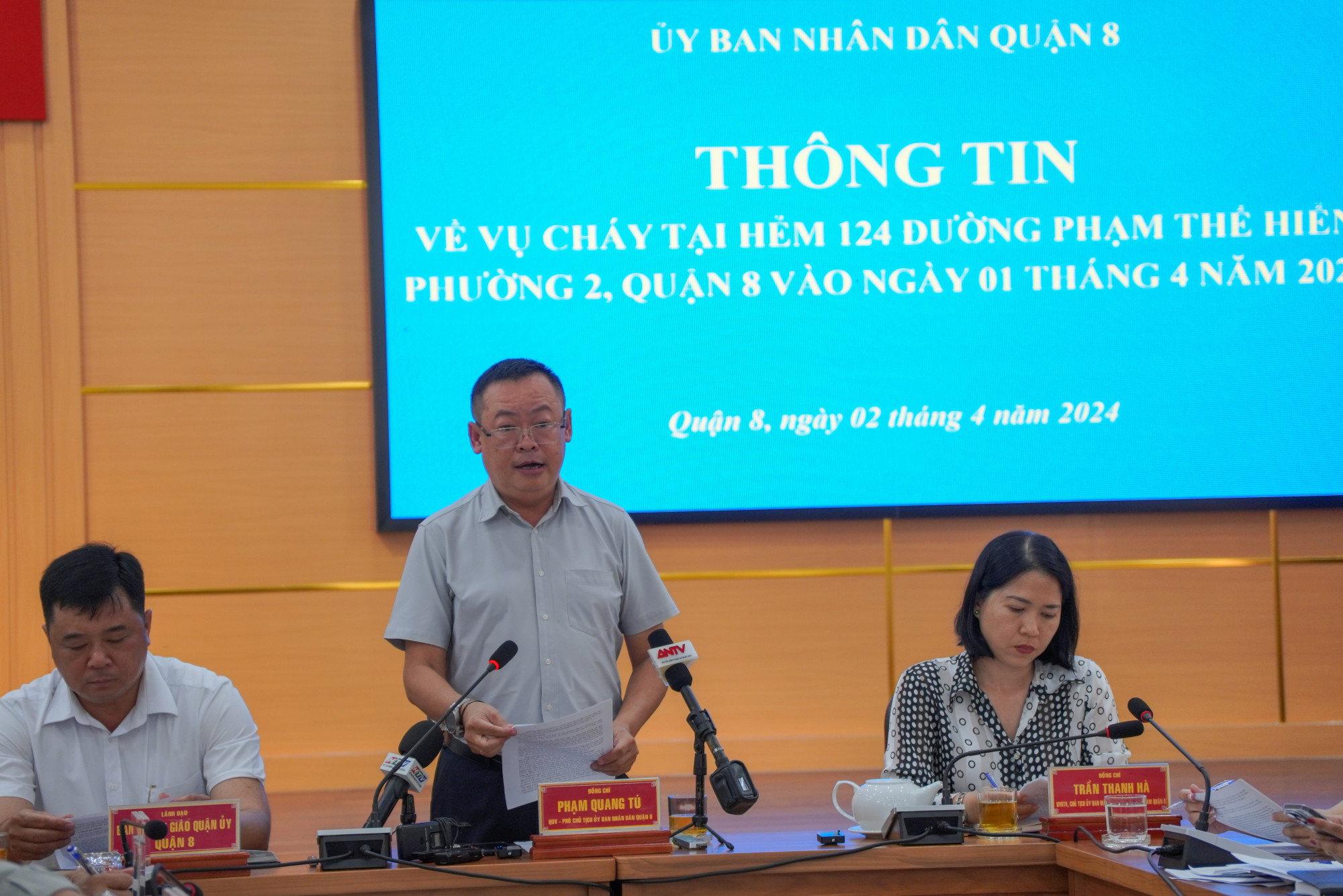 Ông Phạm Quang Tú - Phó Chủ tịch UBND quận 8, chia sẻ, Trên địa bàn Quận 8 hiện có khoảng 10.000 căn hộ ven kênh rạch, những cănn nhà xảy ra sự cố cháy nằm tỏng khu vực đã được lên kế hoạch giải toả trước đó.