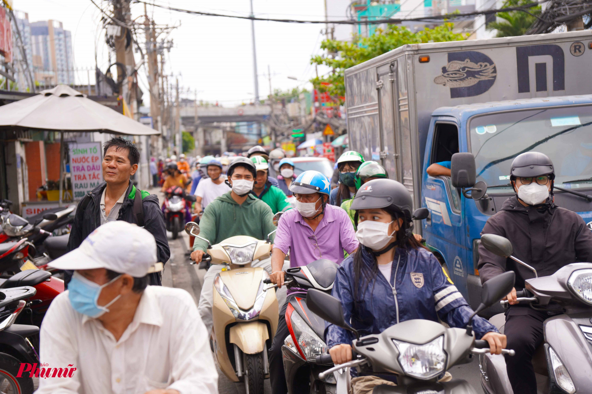 Đường Phạm Thế Hiển (đoạn trước hẻm vào khu vực cháy) luôn trong tình trạng kẹt xe, giao thông ùn ứ