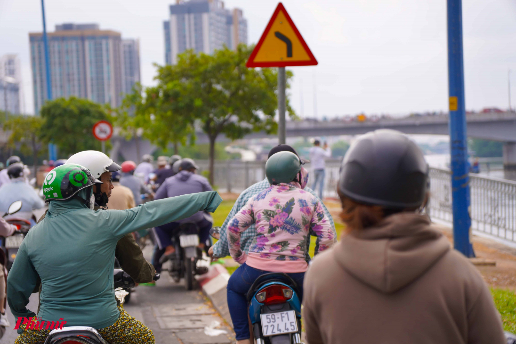 Nhiều người khá bất ngờ khi lần đầu thấy vụ cháy lớn như vậy gần trung tâm thành phố