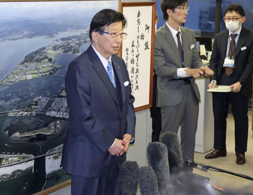 hống đốc Shizuoka Heita Kawakatsu nói chuyện với các phóng viên tại tòa nhà chính quyền tỉnh ở Shizuoka.