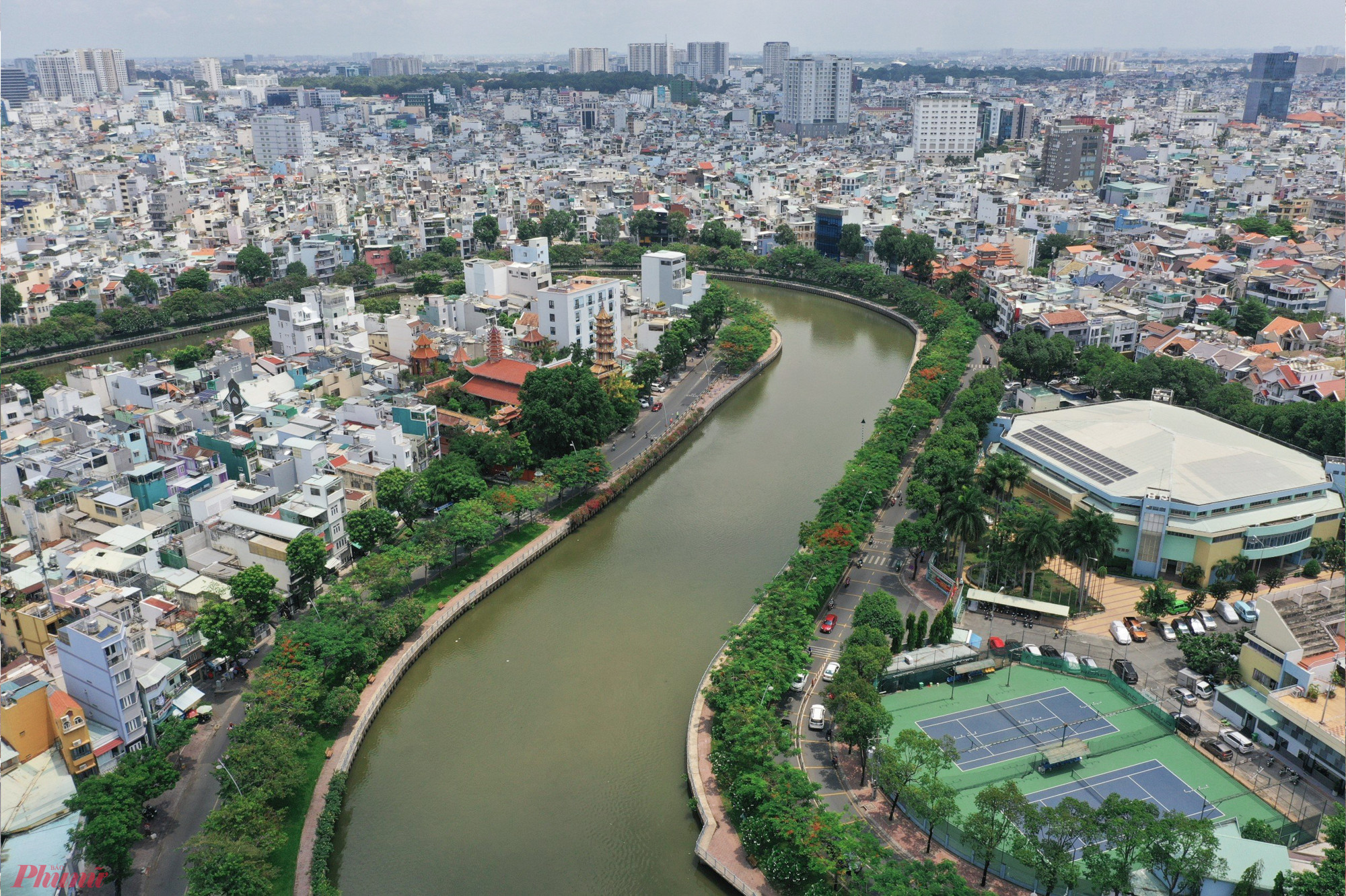 Hàng cây xanh trải dài dọc tuyến đường Trường Sa, Hoàng Sa làm khung cảnh trở nên thơ mộng hơn. Vỉa hè của 2 tuyến đường này cũng là điểm vui chơi, giải trí và thể dục của người dân thành phố.