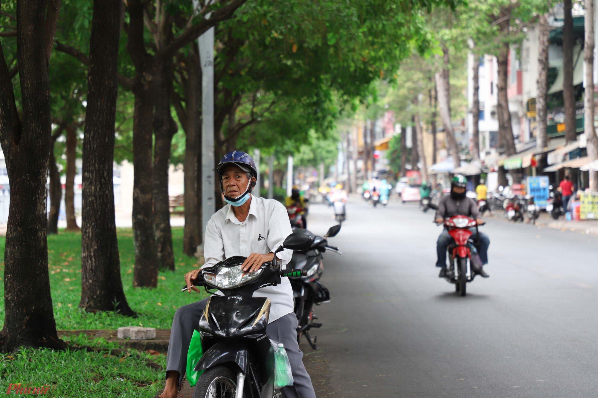 Nhiều người đi đường thường dừng chân dọc hàng cây để nghỉ ngơi tránh nắng.