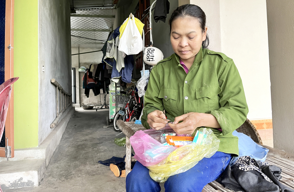 Bị bụi phổi, sức khỏe ngày càng suy giảm, chị Đặng Thị Thắm buộc phải uống thuốc mỗi ngày để cầm cự