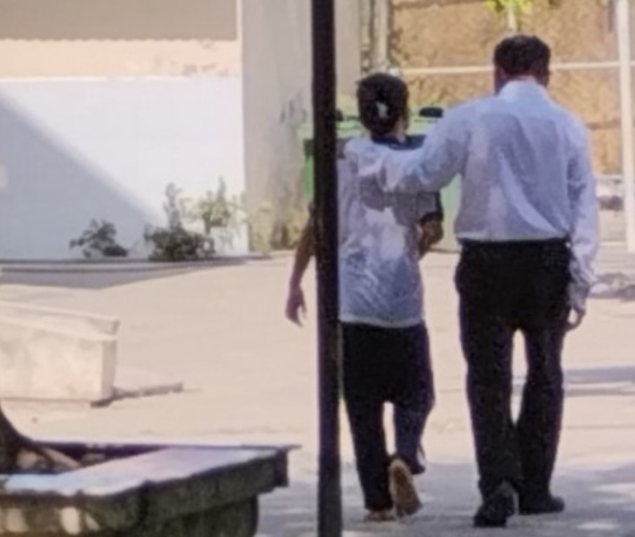 Hình ảnh thầy giáo C cặp cổ nữ đi đi trong sân trường. Ảnh: CTV.