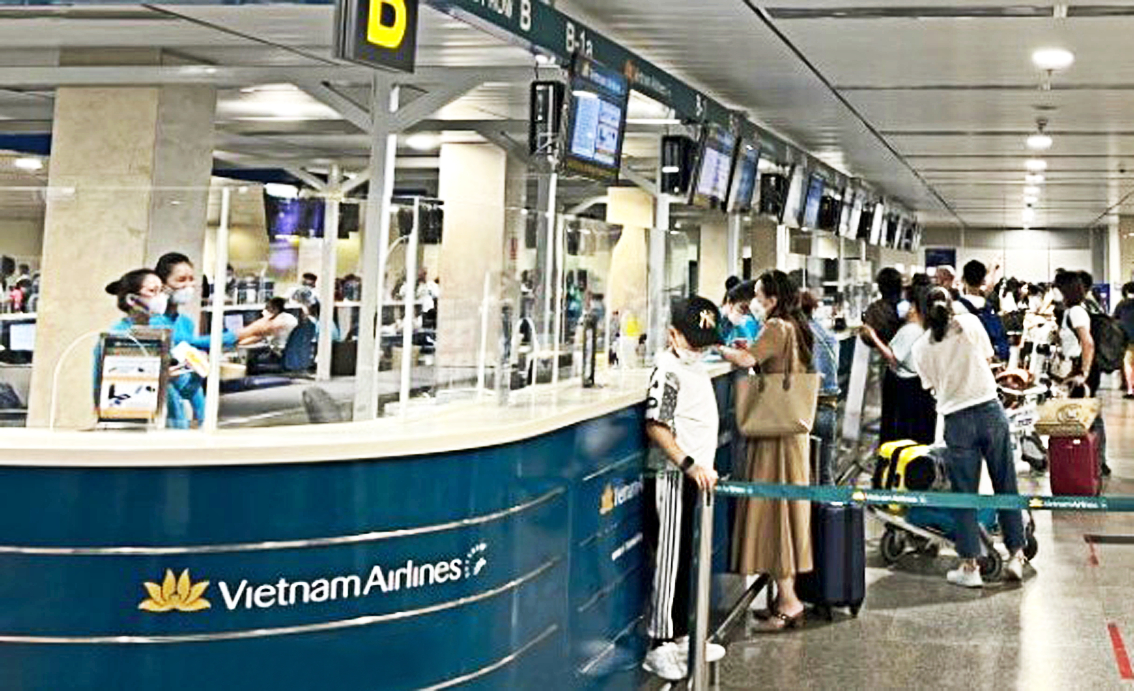 Hành khách của hãng Vietnam Airlines làm thủ tục tại sân bay Tân Sơn Nhất. (Ảnh chụp vào tháng 3/2024)