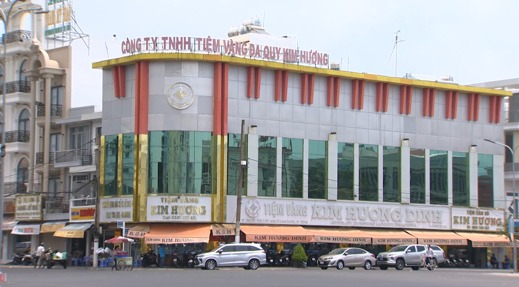 Kim Hương Dinh được xem là cửa hàng vàng, trang sức lớn nhất, nhì TP Long Xuyên, An Giang