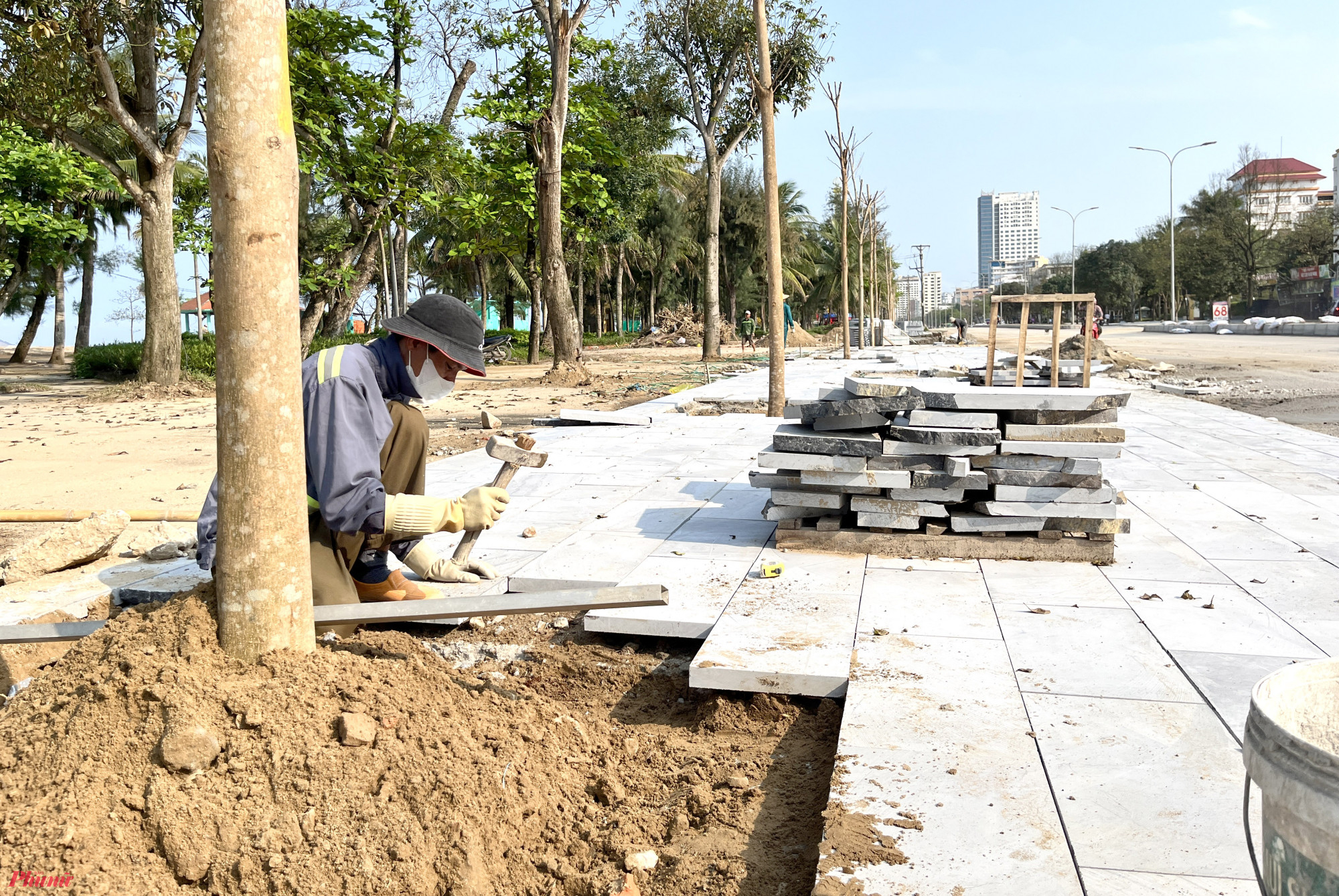 Những ngày đầu tháng 4, biển Cửa Lò (thị xã Cửa Lò, tỉnh Nghệ An) vẫn còn khá ngổn ngang bởi hàng loạt dự án lớn đang được gấp rút hoàn thiện. Phần lớn các dự án đang được triển khai đều được các nhà thầu huy động tối đa máy móc, nhân lực làm việc để kịp hoàn thành trước ngày khai mạc du lịch biển.