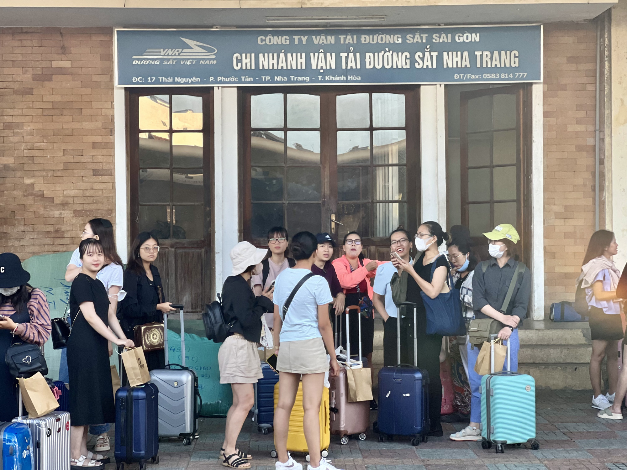 Nhiều đơn vị lữ hành cho biết khách cho sự chuyển dịch từ phương tiện máy bay sang tàu hỏa. (Trong ảnh: Người dân, du khách chờ tàu tại Ga Nha Trang, hồi tháng 9/2023. Ảnh: Quốc Thái).
