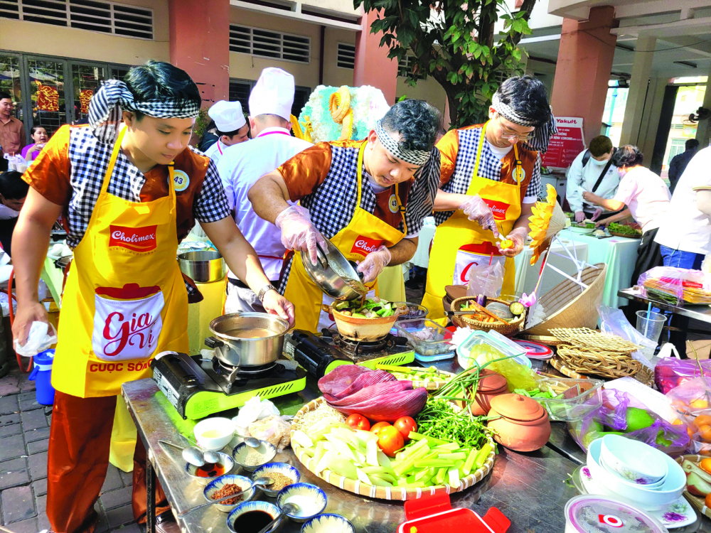 3 nam giáo viên Trường tiểu học Nguyễn Đức Cảnh tham gia cuộc thi “Khi đàn ông vào bếp”