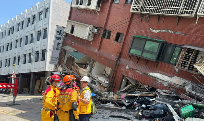 Đài Loan đã hứng chịu nhiều dư chấn suốt cả ngày hôm nay 3/4 sau trận động đất 7,5 độ richter. Trận động đất xảy ra ở độ sâu 15,5km đúng lúc người dân đang đi làm và đi học, gây ra cảnh báo sóng thần cho miền nam Nhật Bản và Philippines. Cảnh báo này sau đó đã được dỡ bỏ.  “Nó rất mạnh. Cảm giác như thể ngôi nhà sắp sụp đổ”, Chang Yu-Lin, nhân viên bệnh viện Đài Bắc, 60 tuổi, cho biết.  Một người phụ nữ điều hành một nhà nghỉ chỉ phục vụ bữa sáng ở thành phố Hoa Liên cho biết cô đã cố gắng trấn an những vị khách đang sợ hãi trước trận động đất. “Đây là trận động đất lớn nhất mà tôi từng trải qua”, người phụ nữ họ Chan cho biết.