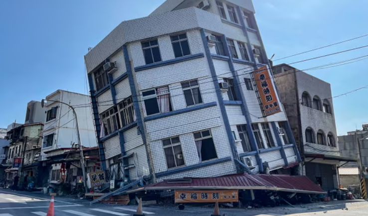 Hãng thông tấn trung ương chính thức của Đài Loan cho biết trận động đất này là lớn nhất kể từ năm 1999, khi trận động đất mạnh 7,6 độ richter khiến khoảng 2.400 người thiệt mạng và làm hư hại hoặc phá hủy 50.000 tòa nhà. Các quan chức thời tiết Đài Loan cho biết cường độ của trận động đất mới nhất này ở huyện Hoa Liên ở mức cao thứ hai là “Trên 6” trong thang cường độ từ 1 đến 7.