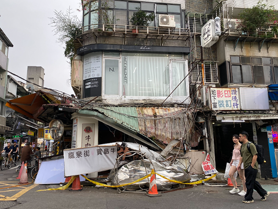Cơ quan Khí tượng Nhật Bản cho biết, trong trận động đất cấp độ 6, hầu hết các bức tường bê tông không gia cố đều sụp đổ và mọi người không thể đứng hoặc di chuyển nếu không bò.  Động đất thường xuyên xảy ra ở Nhật Bản, một trong những khu vực có hoạt động địa chấn mạnh nhất trên thế giới. Nhật Bản chiếm khoảng 1/5 số trận động đất trên thế giới có cường độ từ 6 độ richter trở lên.