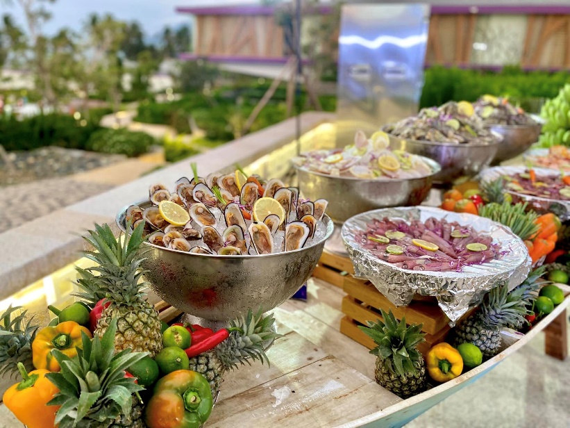 Tiệc buffet với các loại thịt nướng, hải sản đa dạng và nhiều món tráng miệng thơm ngon.