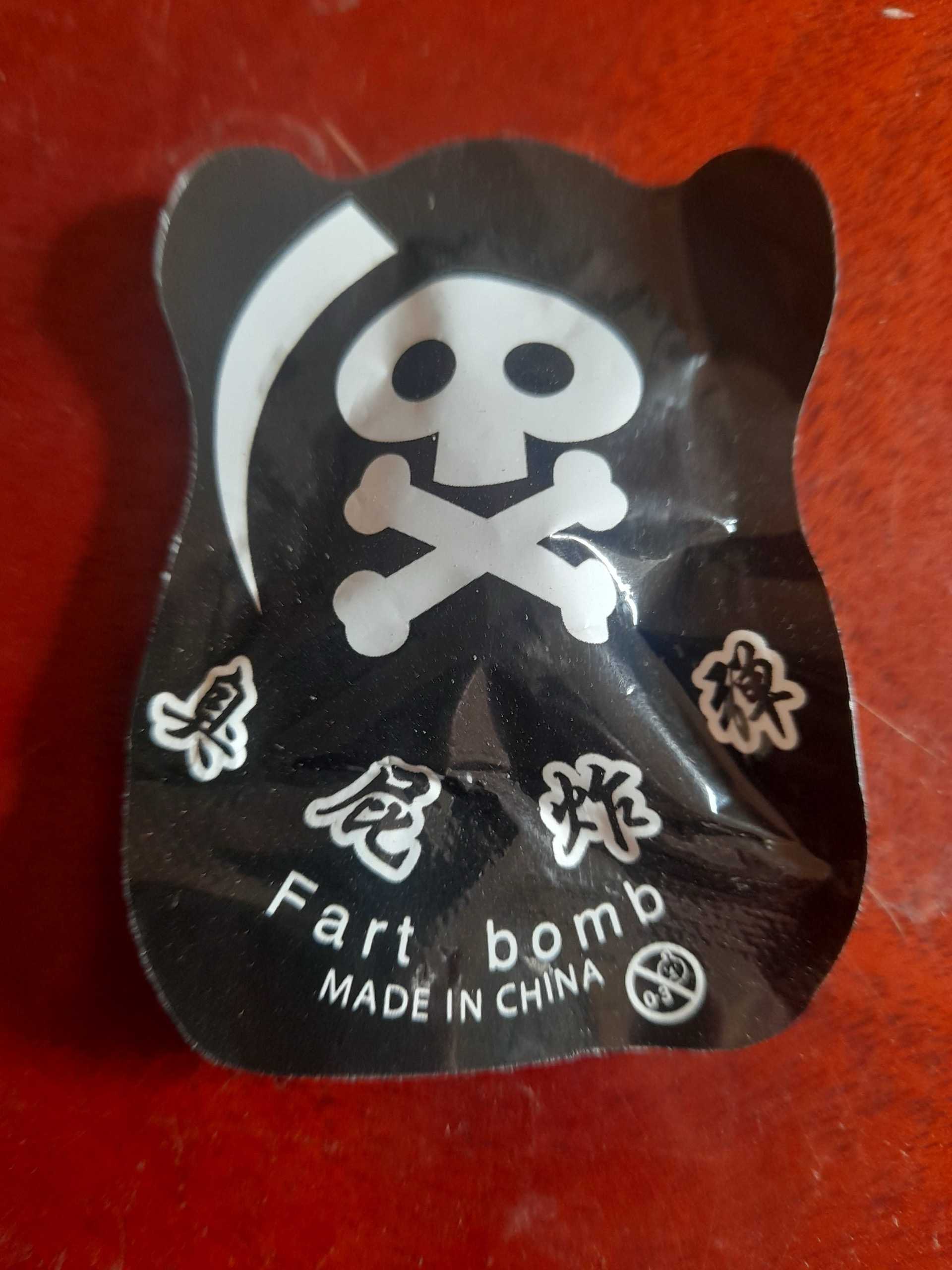 Bom hội” (Fart bomb, made in China) không rõ nguồn gốc xuất xứ, nghi gây ngộ độc cho các em học sinh