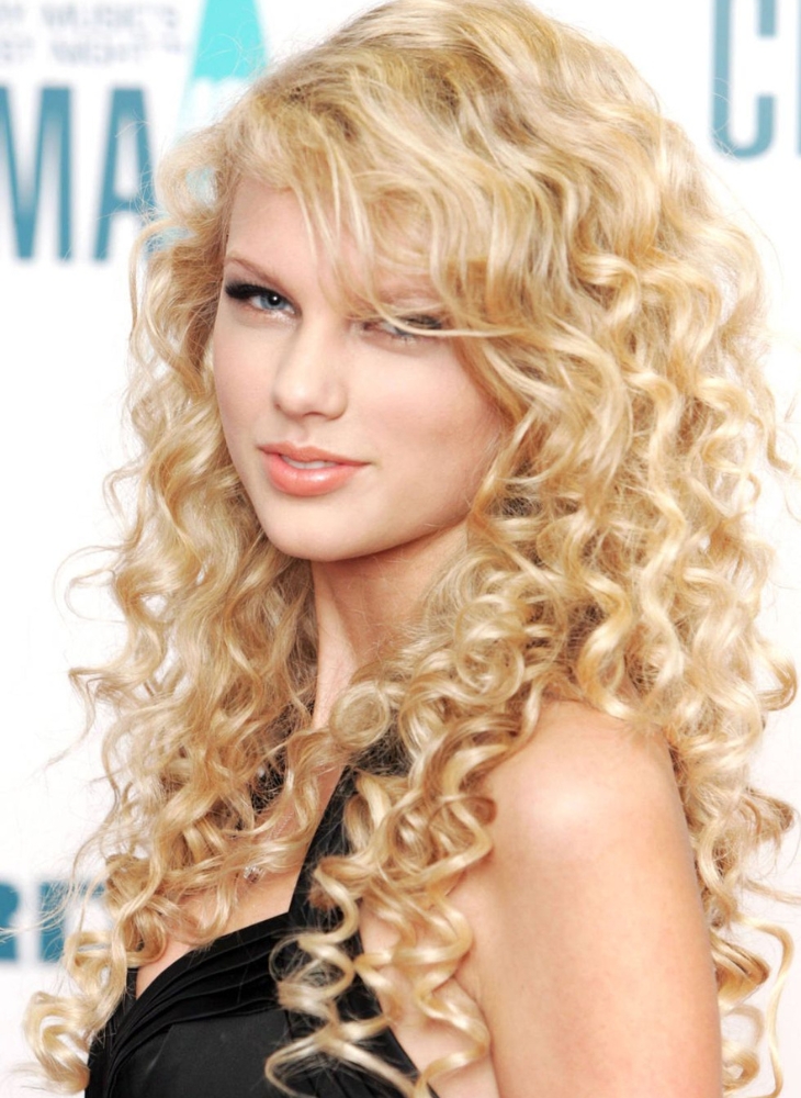 Năm 2006: Trở lại những năm tháng đầu tiên khi hoạt động nghệ thuật với vai trò ca sĩ, Taylor Swift được khán giả biết đến với hình ảnh là cô gái nhạc đồng quê ngây thơ cùng mái tóc vàng hoe dài ngang lưng được uốn xoăn bồng bềnh ôm sát gương mặt. Những lọn tóc xoăn xù mì ánh vàng đặc trưng cùng phong cách trang điểm tự nhiên đã đem đến cho nữ ca sĩ vẻ ngoài ngọt ngào và đáng yêu đúng với độ tuổi 17.