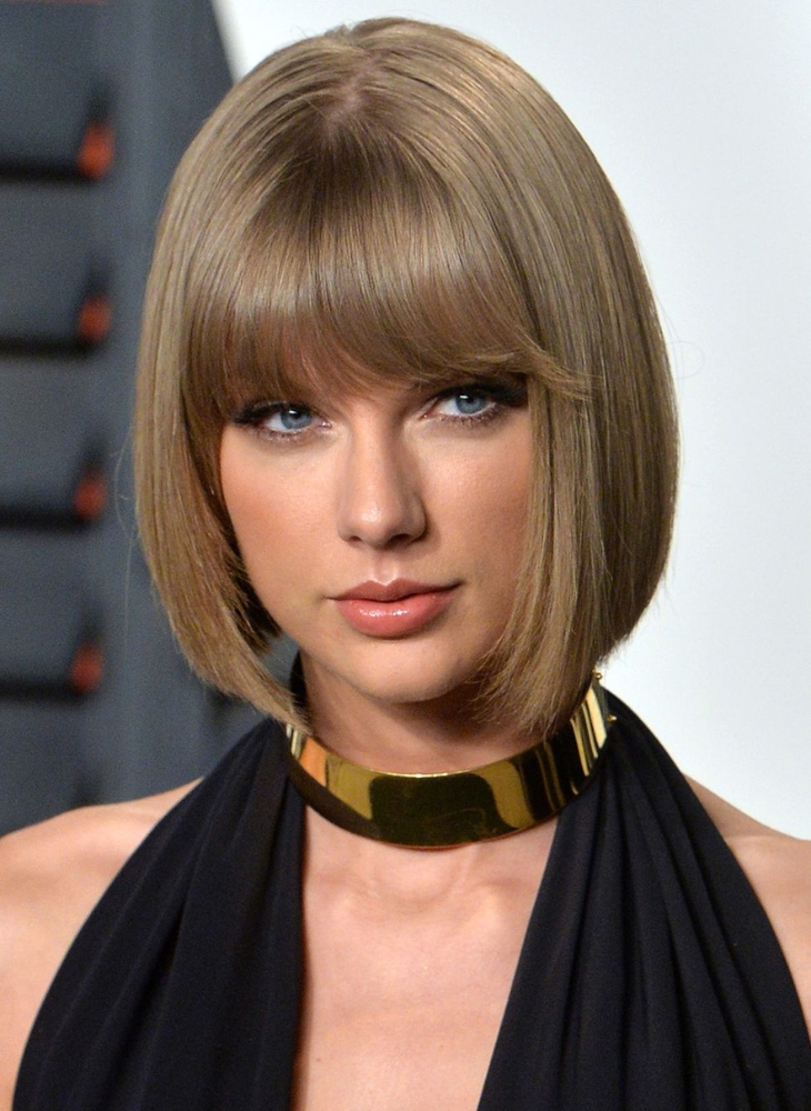 Năm 2016: Taylor lại khiến khán giả khắp nơi ''choáng váng'' khi xuất hiện tại lễ trao giải Grammy 2016 với kiểu tóc bob ngắn trên vai đầy gợi cảm. Kiểu tóc ngang cằm kết hợp cùng phần tóc mái dày giúp vẻ ngoài của nữ ca sĩ càng thêm sang trọng, khí chất. Mái tóc được uốn cúp tự nhiên cùng màu tóc vàng đậm chính là sự kết hợp hoàn hảo tạo nên hình ảnh Taylor quyến rũ. Đôi mắt xanh sáng và đôi môi đỏ của Taylor dễ dàng thu hút mọi ánh nhìn mỗi khi mặt tại các sự kiện đình đám.