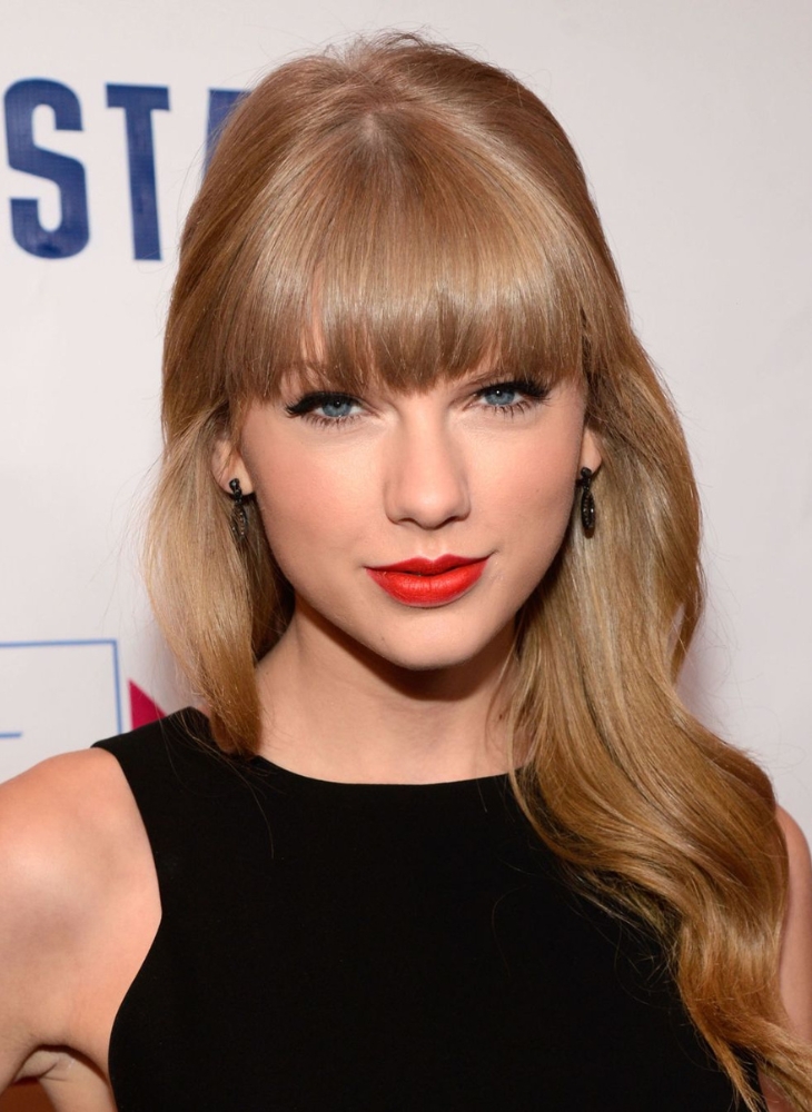 Năm 2012: Có thể nói, kiểu tóc của Taylor Swift được thay đổi tương ứng với sự “chuyển mình” của phong cách âm nhạc. Cô nàng đổi kiểu tóc ép thẳng bằng mái tóc cắt nhiều lớp và phần mái dày nhưng vẫn đảm bảo nét nhẹ nhàng và thanh nhã, đánh dấu sự ra mắt album Red. Mốt tóc mái ngắn hơn và xoăn tự nhiên, kết hợp với việc tạo kiểu cho những lọn tóc theo kiểu gợn sóng sành điệu, tô điểm cho gương mặt với màu son đỏ đặc trưng đã nhanh chóng trở thành xu hướng làm đẹp nổi bật lúc bấy giờ.