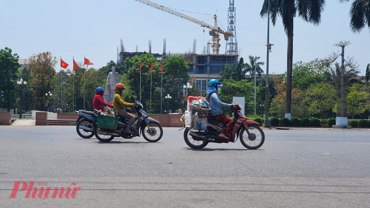 Theo Trung tâm dự báo khí tượng thuỷ văn quốc gia, Ngày 04-05/4, khu vực từ Nghệ An đến Thừa Thiên-Huế có nắng nóng và nắng nóng gay gắt với nhiệt độ cao nhất phổ biến từ 36-39 độ, độ ẩm tương đối thấp nhất phổ biến 40-45%.