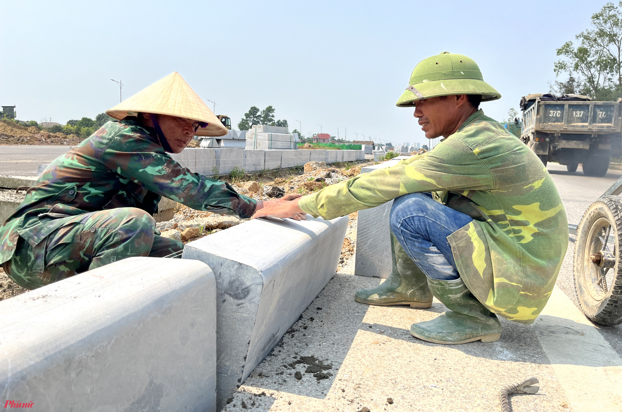 Những ngày này, Nghệ An đang trải qua đợt nắng nóng gay gắt. Đợt nắng đầu mùa như đã vắt kiệt sức người của những lao động nghèo mưu sinh ngoài trời.