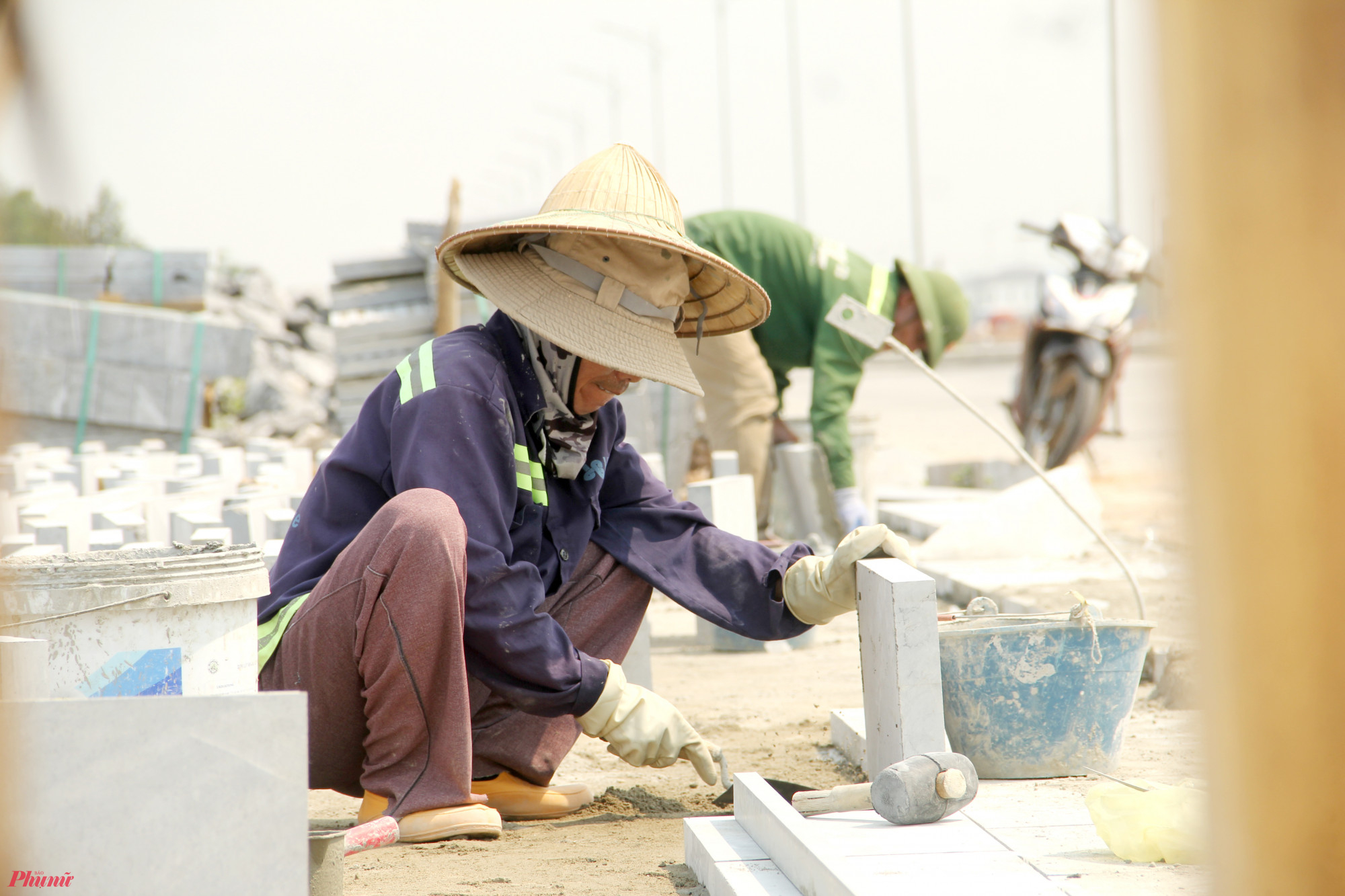 Chỉ mới đầu mùa, song ông Nguyễn Văn Lộc (52 tuổi, quê huyện Yên Thành, tỉnh Nghệ An) bảo rằng, mùa hè năm nay như “đến sớm hơn và khó chịu hơn”. Nhận lát vỉa hè tuyến đường chạy qua giữa đồng, ông Lộc cùng nhóm thợ phải bắt đầu làm việc từ lúc 5g và kết thúc lúc 10g. Buồi chiều bắt đầu từ lúc 2g30 và kết thúc lúc 17g30.